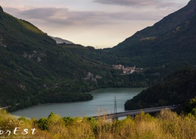 Lago di Cavazzo il lago naturale più grande del Friuli Venezia Giulia ritratto dalla pieve di Cesclans in direzione di Interneppo